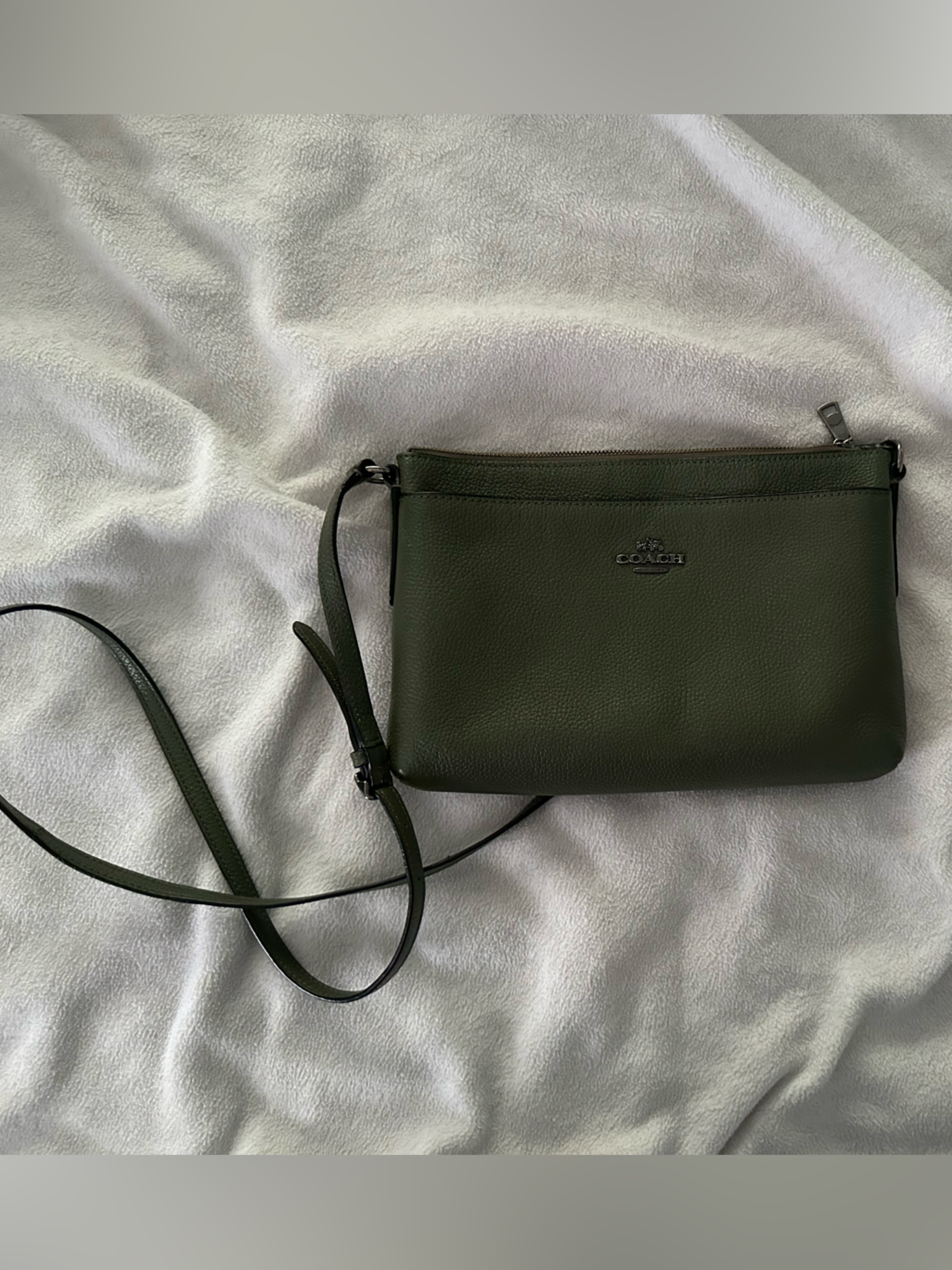Rare: Coach Olive Leather Pebbled Crossbody Wristlet
